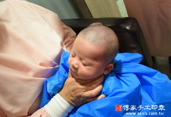 邱寶寶(新北板橋區到府嬰兒寶寶滿月剃頭理髮、免費到府嬰兒剃胎毛儀式吉祥話)。到府剃頭剃胎毛主持、專業拍照、DVD光碟、證書。★購買「臍帶章、肚臍章、胎毛筆刷印章」贈送：剃頭、收涎、抓周，三選一。2015.10.26 照片14